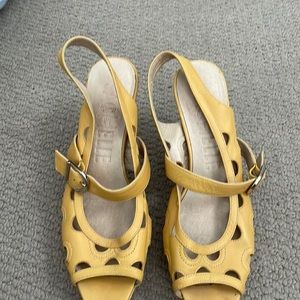 Sz 38 yellow platform heel